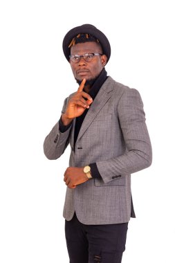 Zarif bir takım elbise giyen yakışıklı bir iş adamının portresi..