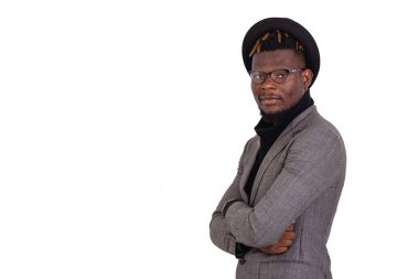 Kameraya bakarken kollarını kavuşturan yakışıklı, iyi giyimli genç bir iş adamının portresi..