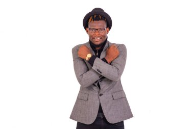 Zarif bir takım elbise giyen ve kollarıyla çapraz hareket gösteren yakışıklı bir iş adamının portresi..