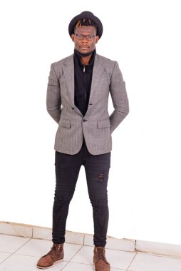 Kameraya bakarken şık bir takım giyen yakışıklı bir iş adamının portresi..