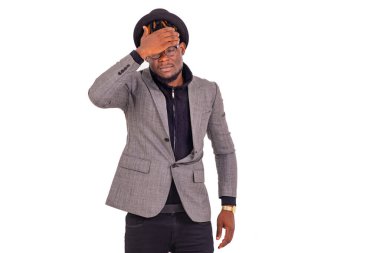 Yakışıklı genç bir iş adamının portresi. Zarif bir takım elbise giyiyor. Baş ağrısı çekiyor..