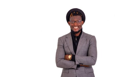 Yakışıklı, iyi giyimli genç bir iş adamının portresi. Kameraya bakıp gülümserken kollarını kavuşturuyor..