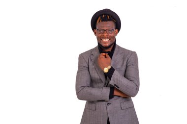 Kameraya gülümseyen yakışıklı, iyi giyimli genç bir iş adamının portresi..