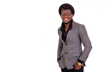 Yakışıklı, iyi giyimli genç bir iş adamının portresi. İki elini de cebinde tutarken gülümsüyor..