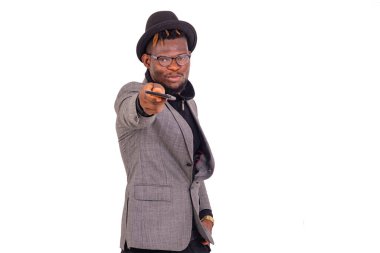 Zarif bir takım elbise giyen ve cep telefonu veren yakışıklı bir iş adamı..