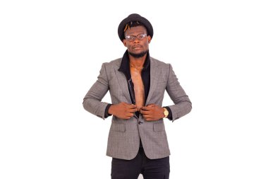 Takım elbisesinin düğmelerini ilikleyen yakışıklı bir iş adamının portresi..