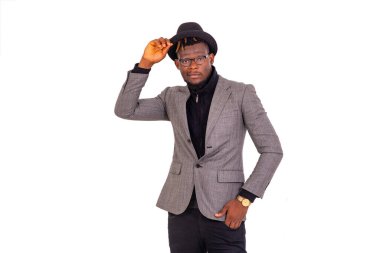 Zarif bir takım elbise ve siyah şapka giyen yakışıklı bir iş adamının portresi..