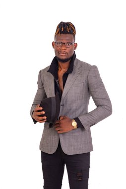 Yakışıklı, genç bir iş adamı. Kafasında siyah bir şapka olan şık bir takım elbise giyiyor..