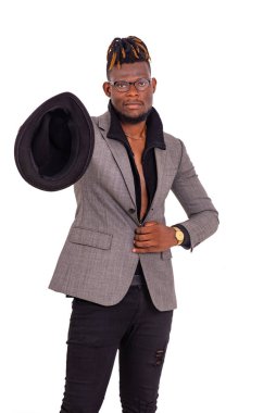 Zarif takım elbiseli yakışıklı bir iş adamı kafasına siyah şapka takıyor..