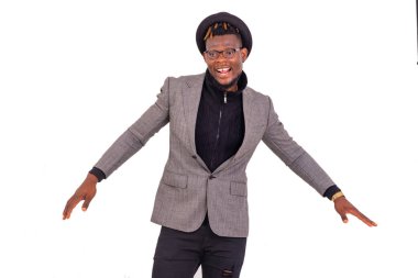 Yakışıklı genç işadamı zarif bir takım elbise giyiyor ve kafasında siyah bir şapka var..