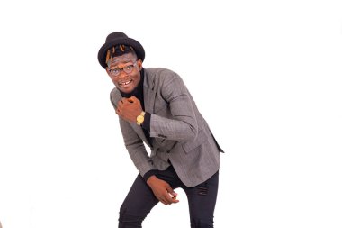 Yakışıklı genç işadamı zarif bir takım elbise giyiyor ve kafasında siyah bir şapka var..