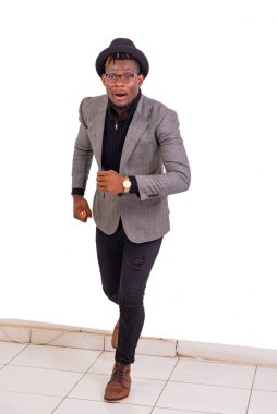 Zeki takım elbiseli yakışıklı bir iş adamı bir şeyin kaçtığını görünce şaşırdı..