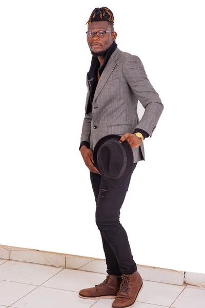 Zarif Takım Elbiseli Siyah Şapkalı Yakışıklı Bir Adamı — Stok fotoğraf