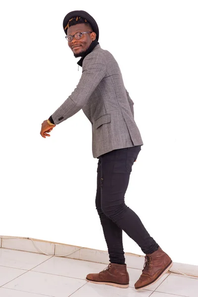 Zarif Takım Elbiseli Yakışıklı Bir Adamı Kafası Yürüyen Siyah Şapkalı — Stok fotoğraf