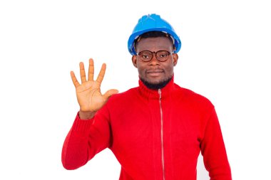 Mavi kasketli genç erkek inşaat mühendisi ve beş parmağı var..