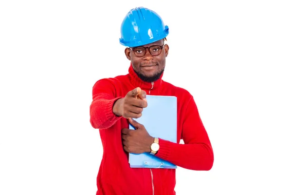 Jovem Engenheiro Construção Masculino Segurando Prancheta Apontando Dedo Para Frente — Fotografia de Stock