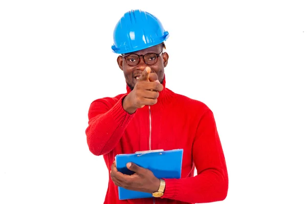 Jovem Engenheiro Construção Masculino Segurando Prancheta Apontando Dedo Para Frente — Fotografia de Stock