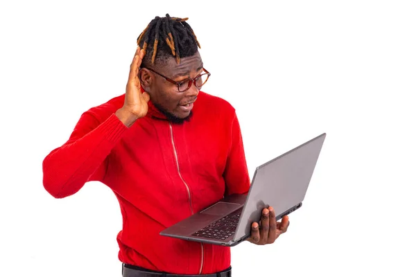 Jovem Vestindo Camisola Vermelha Segurando Laptop Ouvindo Rumores Com Mão — Fotografia de Stock