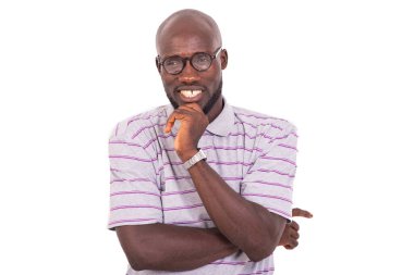 Optik gözlüklü genç adam çapraz kollu ve çenesinin altında elini kaldırmış bir şey düşünüyor..