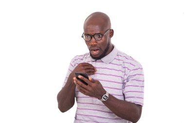 Optik gözlük takan genç adam cep telefonunun ekranında kötü haberlere bakarken şaşırdı..