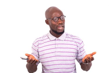 Genç adam optik gözlük takıyor ve elinde bir cep telefonu tutuyor..