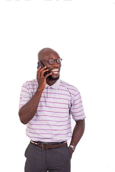 Optik Gözlüklü Genç Adam Gülümserken Cep Telefonuyla Konuşuyor — Stok fotoğraf