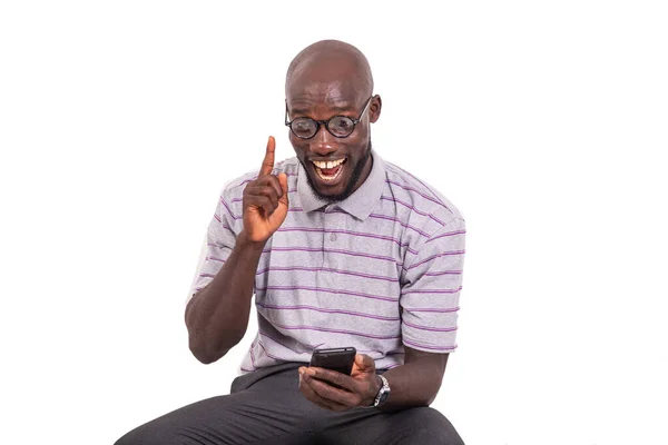 Genç Mutlu Bir Adam Sandalyeye Oturmuş Gülümserken Cep Telefonu Kullanıyor — Stok fotoğraf