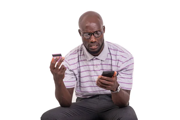 Joven Con Gafas Ópticas Sentado Silla Que Sostiene Teléfono Móvil — Foto de Stock