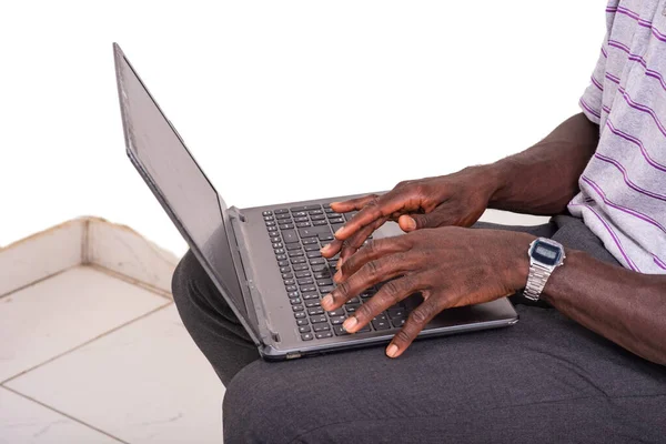 Руки Молодого Человека Печатающего Клавиатуре Ноутбука — стоковое фото