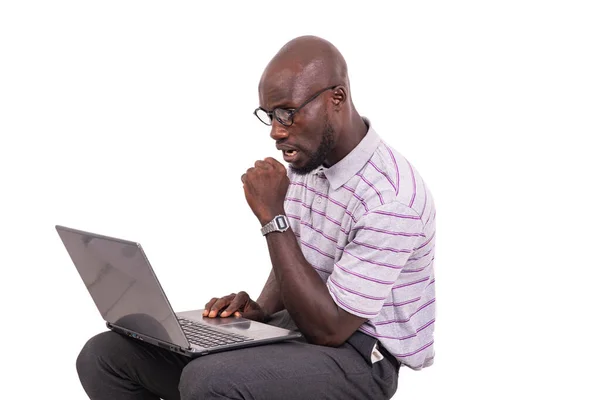 Młody Człowiek Siedzi Krześle Zaskoczony Patrząc Ekran Laptopa — Zdjęcie stockowe
