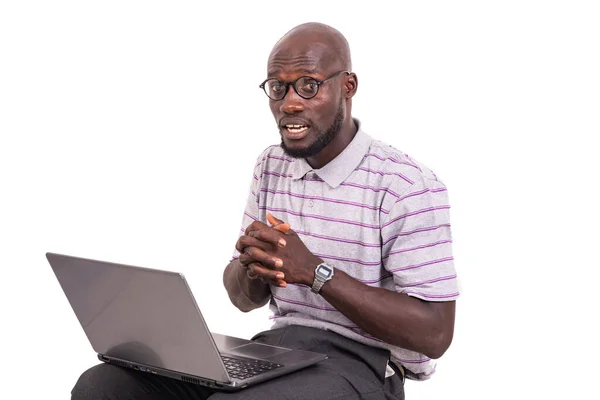 Młody Człowiek Okularach Optycznych Siedzący Krześle Pracujący Laptopem — Zdjęcie stockowe