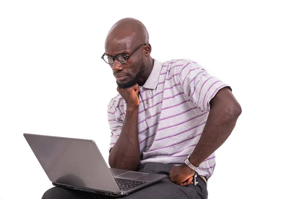 Joven Con Gafas Ópticas Sentado Silla Trabajando Con Ordenador Portátil —  Fotos de Stock