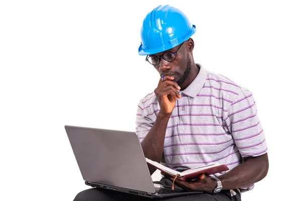 Junger Mann Mit Schutzhelm Sitzt Auf Stuhl Hält Laptop Der — Stockfoto