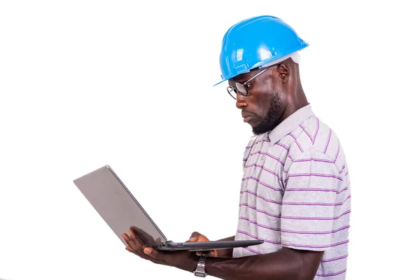 Jovem Engenheiro Vestindo Capacete Segurança Azul Trabalhando Com Laptop — Fotografia de Stock