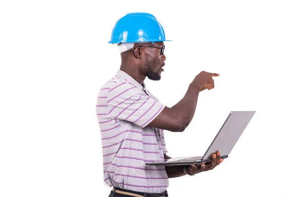 Jovem Engenheiro Vestindo Capacete Segurança Azul Segurando Laptop Apontando Dedo — Fotografia de Stock