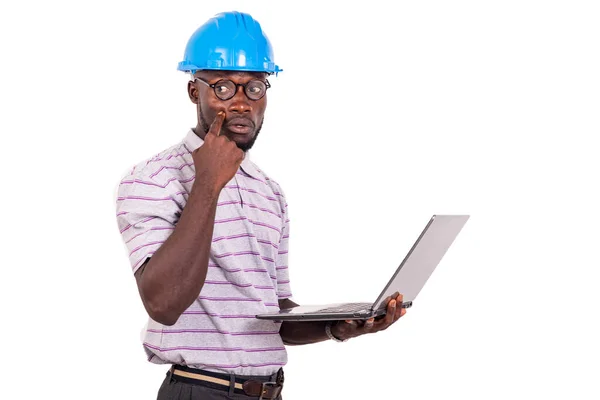 Jovem Engenheiro Vestindo Capacete Segurança Azul Segurando Laptop Apontando Dedo — Fotografia de Stock