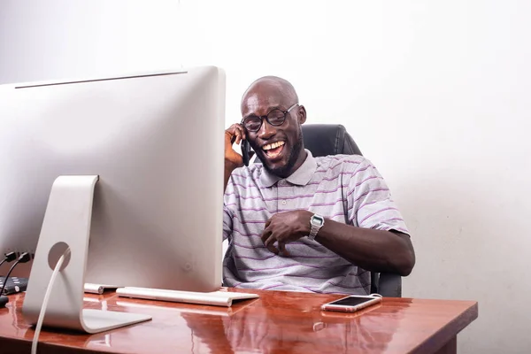 Jonge Zakenman Zitten Aan Het Bureau Geconfronteerd Laptop Praten Mobiele — Stockfoto