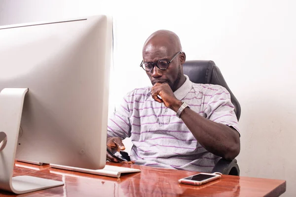 Jonge Zakenman Zitten Aan Het Bureau Tegenover Laptop Denken Iets — Stockfoto