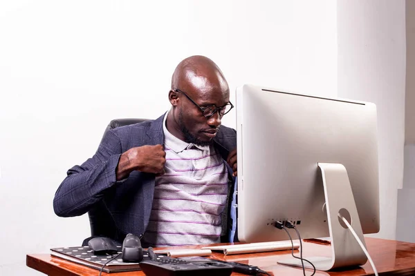 Молодой Бизнесмен Сидит Столом Лицом Ноутбуку Настраивает Куртку — стоковое фото