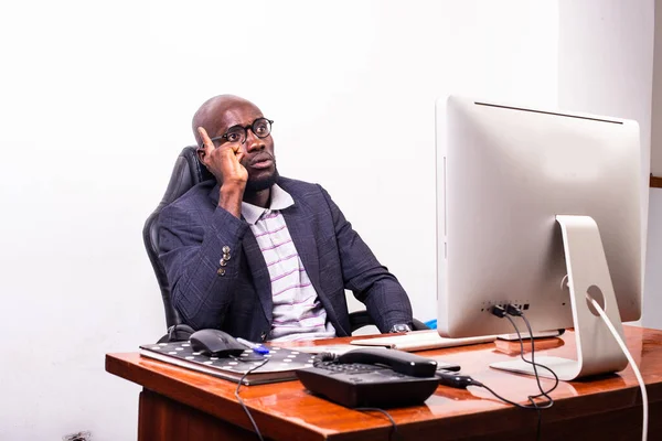 Hombre Negocios Una Chaqueta Sentado Escritorio Delante Computadora Pensando —  Fotos de Stock