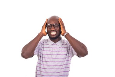 Genç iş adamı tapınaklarda el ele tutuşuyor ve baş ağrısı çekiyor..