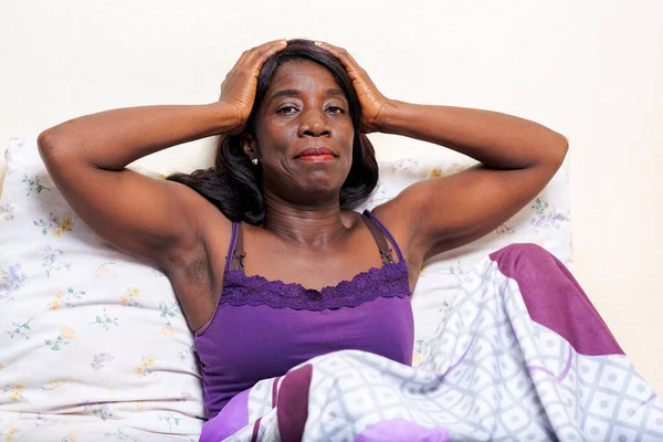 Mooie Afrikaanse Vrouw Liggend Een Bed Slaapkamer Onder Een Deken — Stockfoto