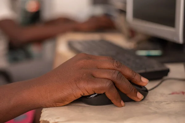 Mão Fêmea Segurando Mouse Computador Escritório — Fotografia de Stock