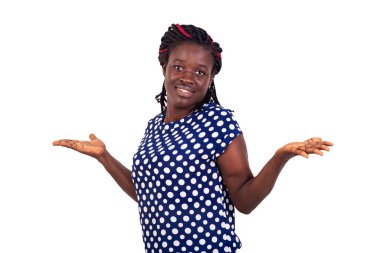 Beyaz mavi elbiseli, kolları ve elleri açık gülümseyen genç bir kadının portresi.