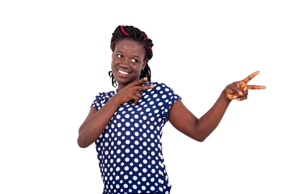 Retrato Uma Jovem Africana Sorridente Fazendo Sinais Vitória Com Dedos — Fotografia de Stock