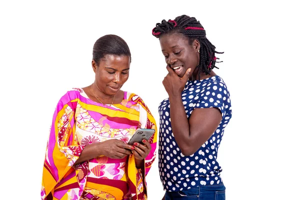 Twee Vrouwelijke Vrienden Met Behulp Van Mobiele Apps Voor Online — Stockfoto