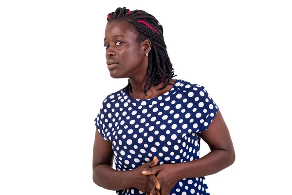 白い青いキャミソールを身に着けている若いアフリカの女性は 胃の上に手でストレスと緊張を見て恐怖で見える — ストック写真