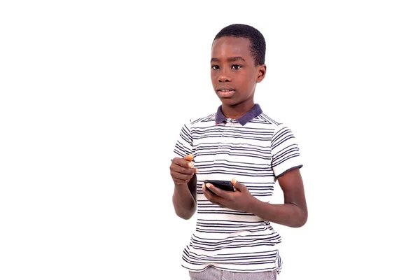 Kleiner Junge Shirt Steht Auf Weißem Hintergrund Und Hält Handy — Stockfoto