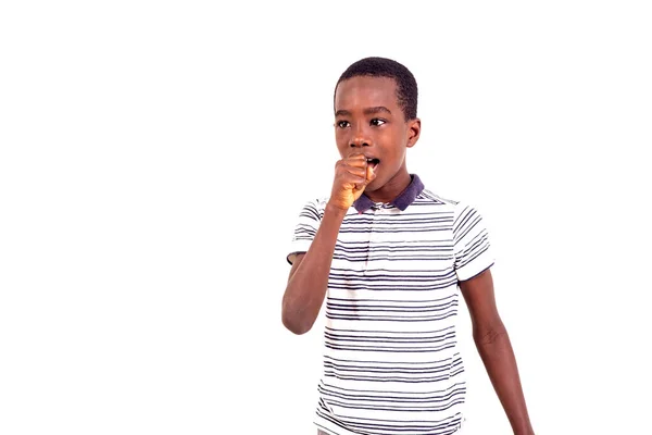 Joven Niño Camiseta Pie Sobre Fondo Blanco Haciendo Gesto Asombro — Foto de Stock