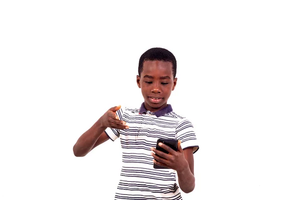 Jong Jongen Shirt Staan Witte Achtergrond Kijken Naar Mobiele Telefoon — Stockfoto